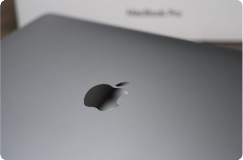 4695909-tren-tay-macbook-pro-13-2019-2-copy-1593143653.jpg