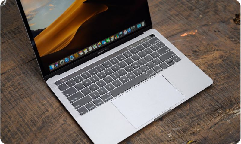 4695910-tren-tay-macbook-pro-13-2019-6160-1593143524.jpg