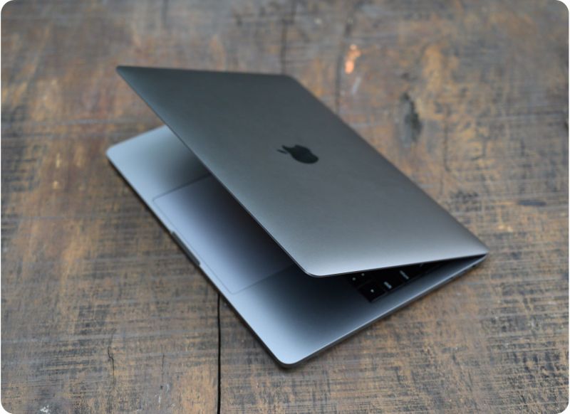 4695913-tren-tay-macbook-pro-13-2019-6164-1593143663.jpg