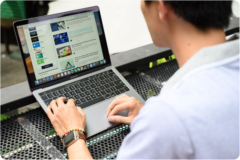 4695915-tren-tay-macbook-pro-13-2019-6188-1593143691.jpg