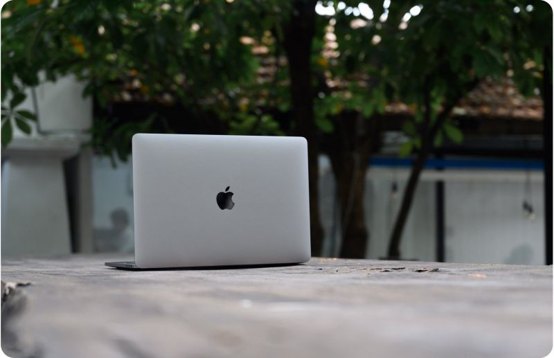 4695916-tren-tay-macbook-pro-13-2019-1593143624.jpg