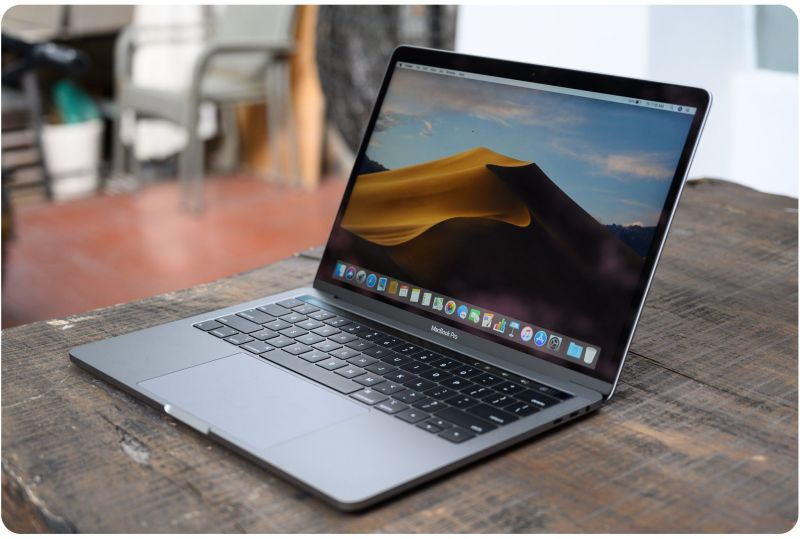 4695998-tren-tay-macbook-pro-13-2019-6157-1593143597.jpg